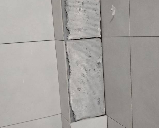 平谷瓷砖空鼓维修公司分享下瓷砖施工前基层浇水润湿程度不足，可能导致以下问题
